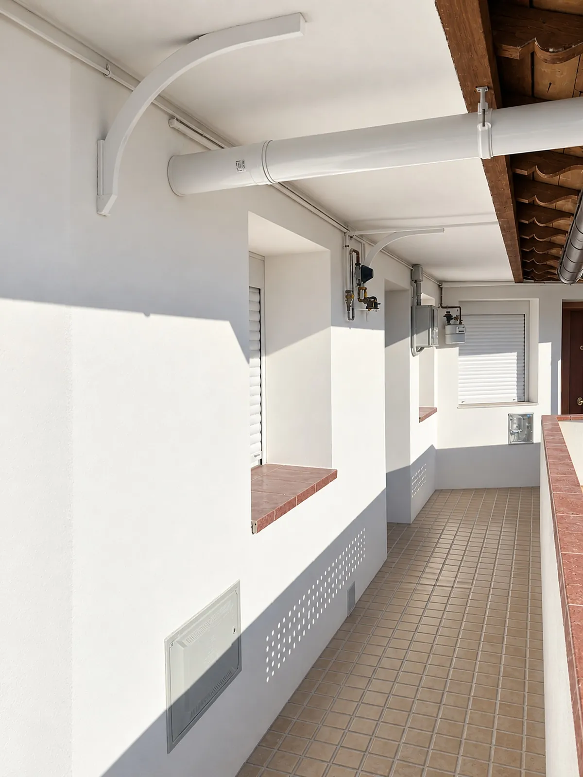 Galería exterior del piso, terminada.